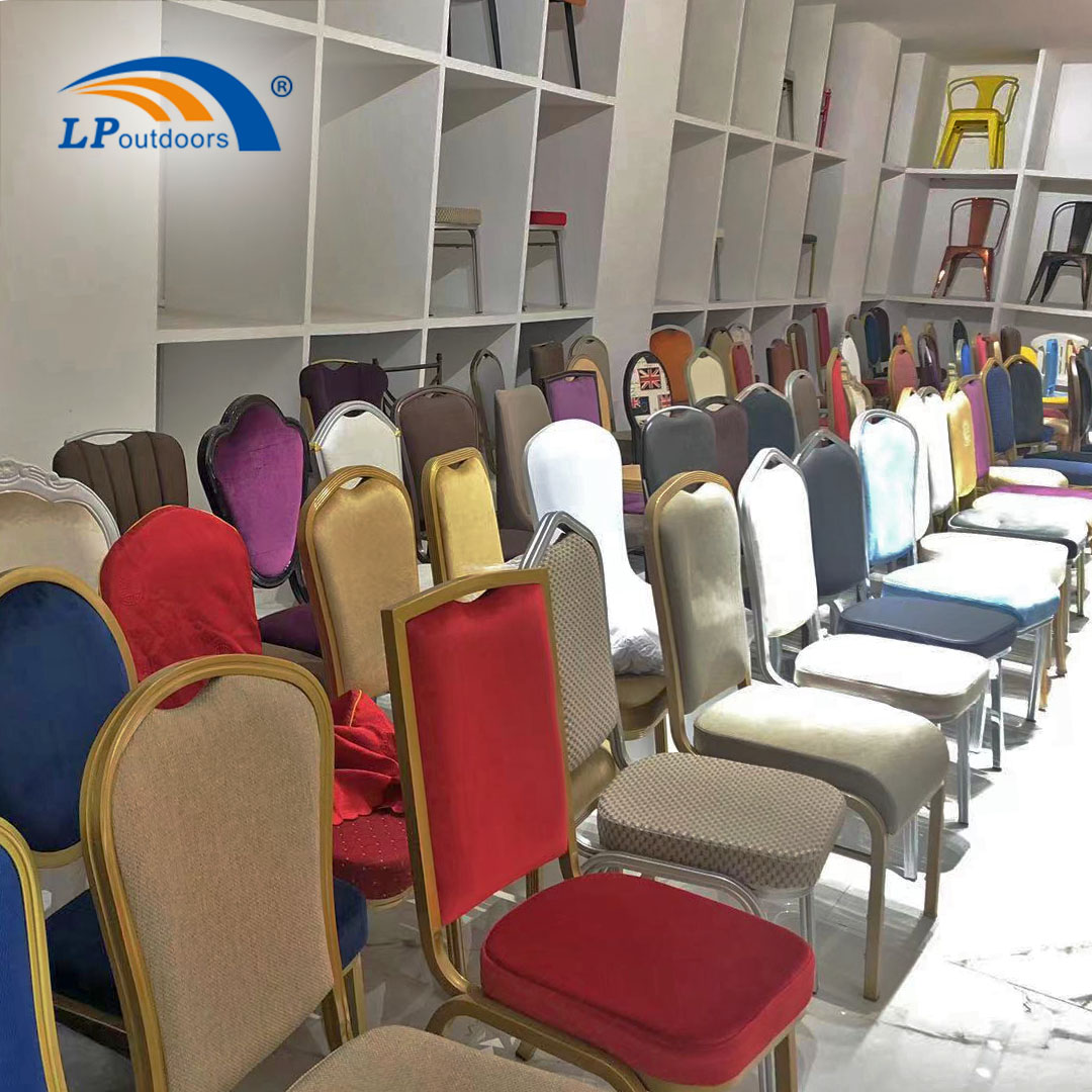many chairs